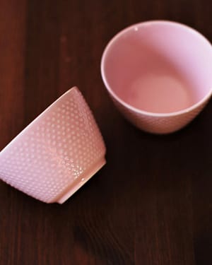 Japanilainen pastellinroosa teekuppi