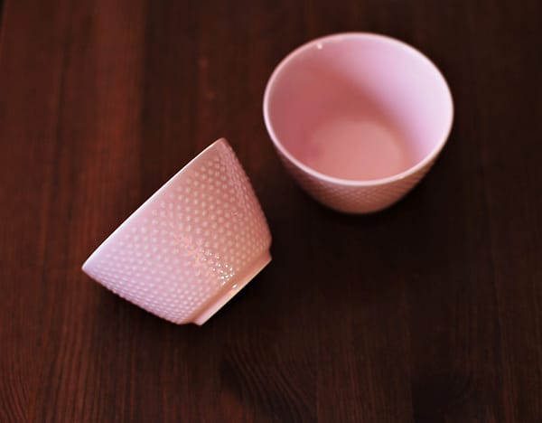 Japanilainen pastellinroosa teekuppi