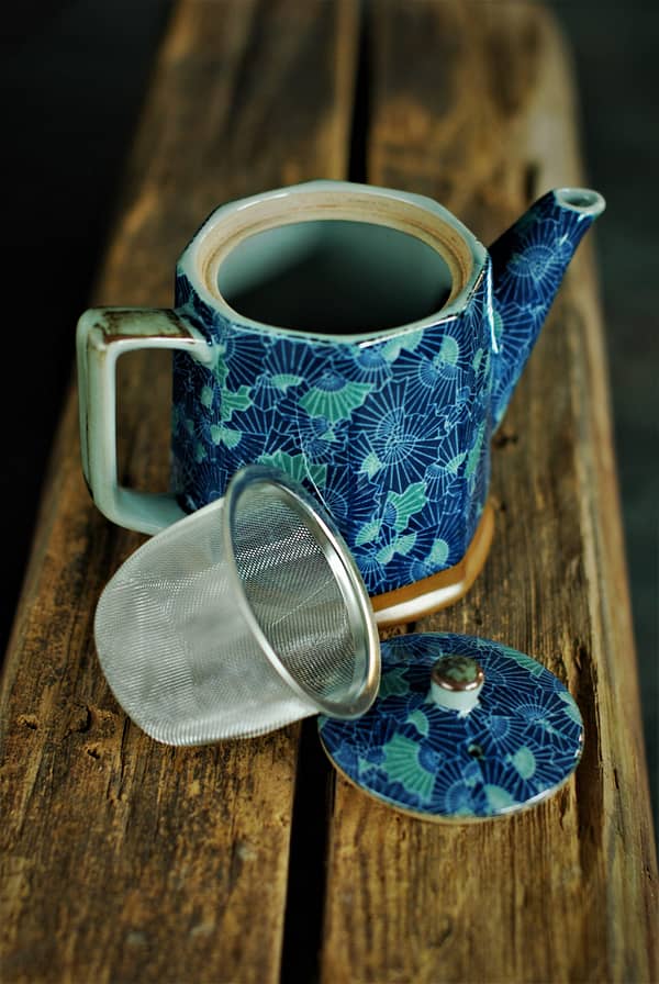 Japanilainen keraaminen teekannu viuhkakuviolla, sihti ruostumatonta terästä